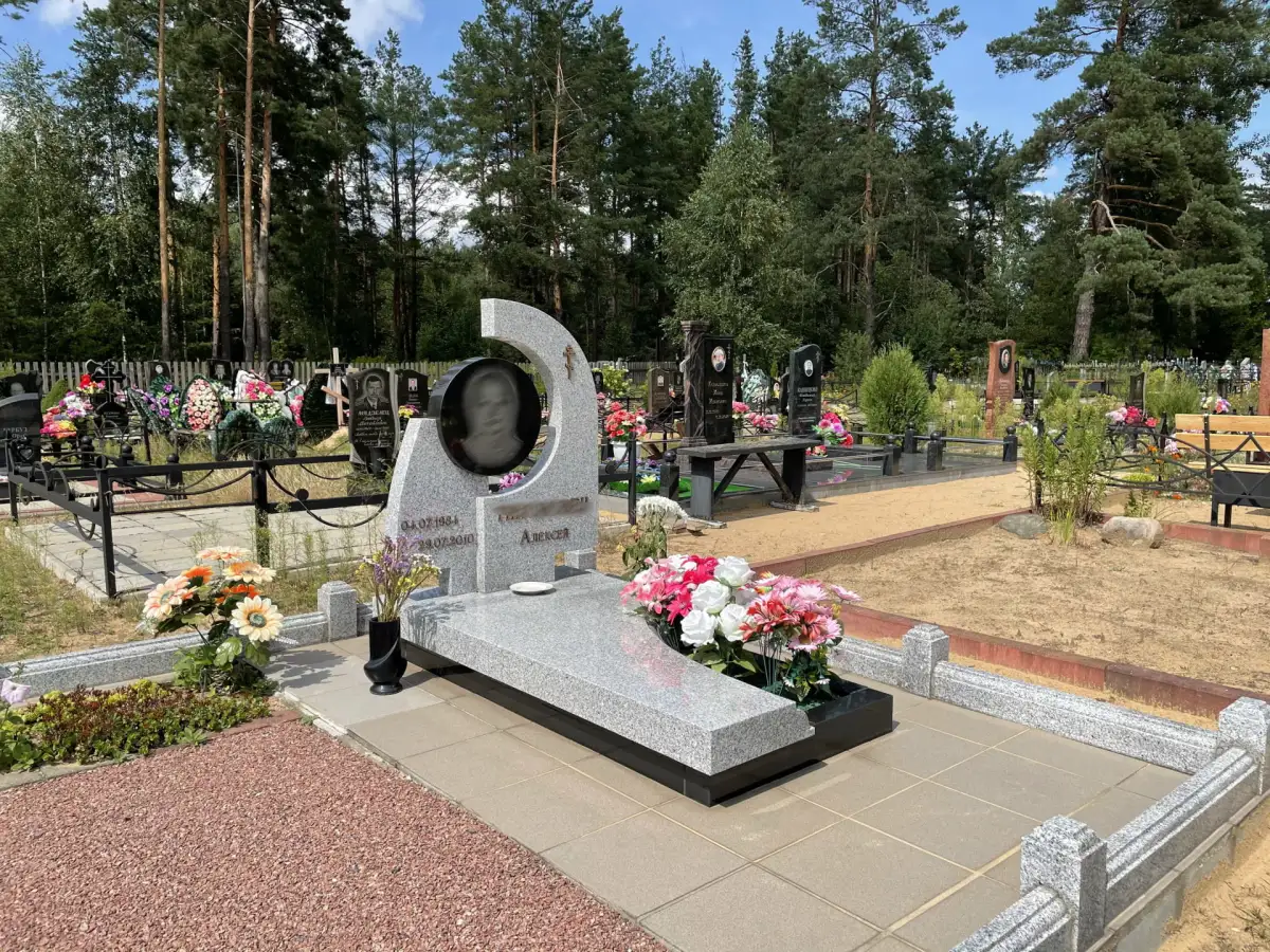 Одиночный памятник с плиточным благоустройством