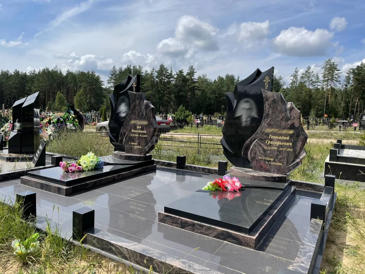 Двойной памятник из чёрного гранита